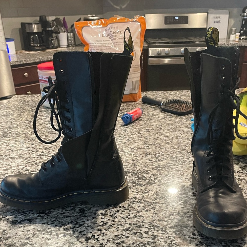 Nearly NEW 10 hole authentic Black Leather Dr Martins -sz 7